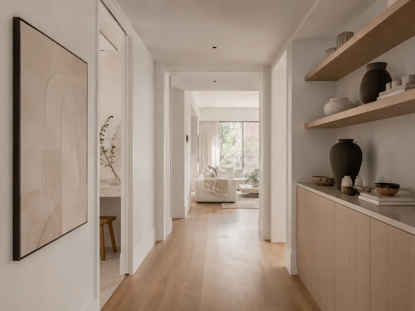 Pasillo y salón de una vivienda luminosa en Madrid tras una reforma integral