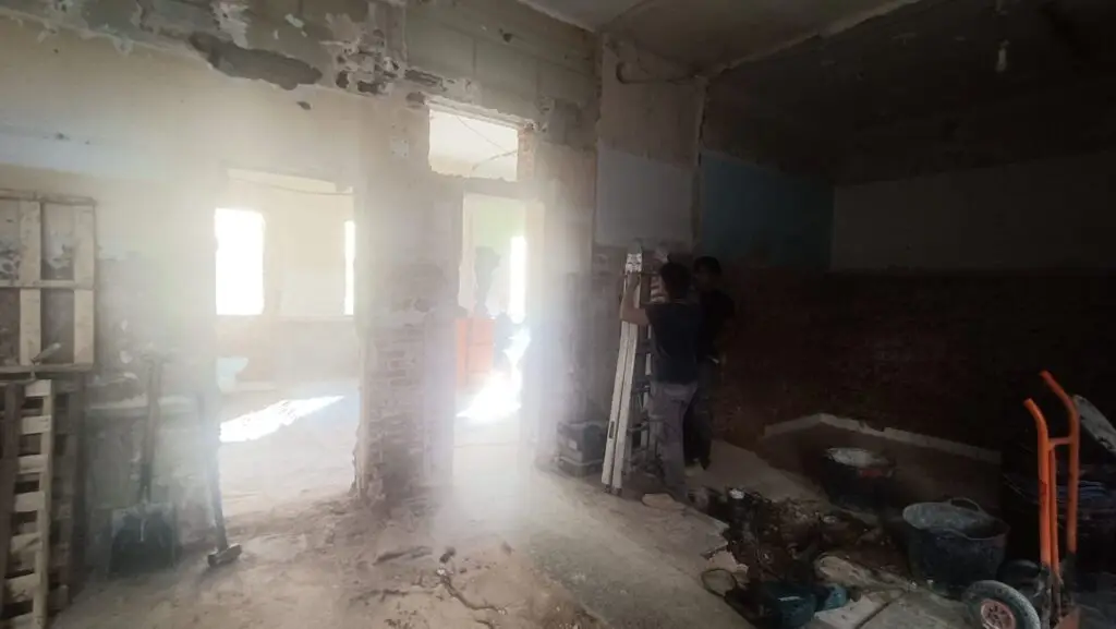 Local en obra durante el cambio de uso de restaurante a dos viviendas en Tetuán, Madrid