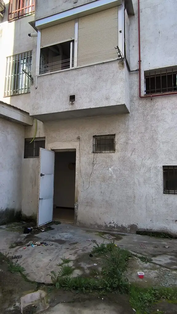 Local en planta baja con acceso a un patio interior en Villa de Vallecas, Madrid, antes de la reforma