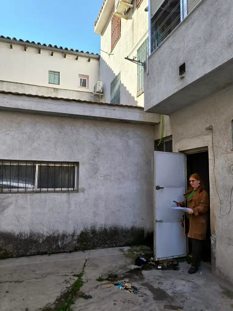 La arquitecta Lucía Fernández durante la visita de viabilidad al local de Villa de Vallecas