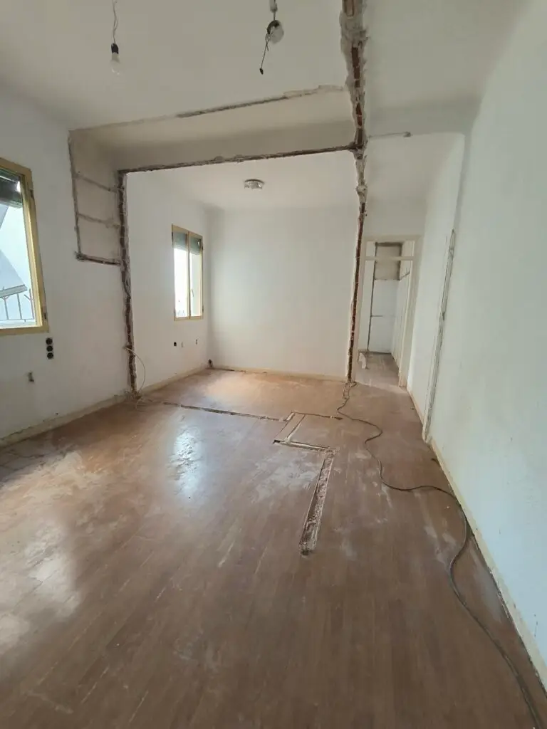 Estancia de la vivienda del Barrio de Salamanca durante la obra, antes de la reforma