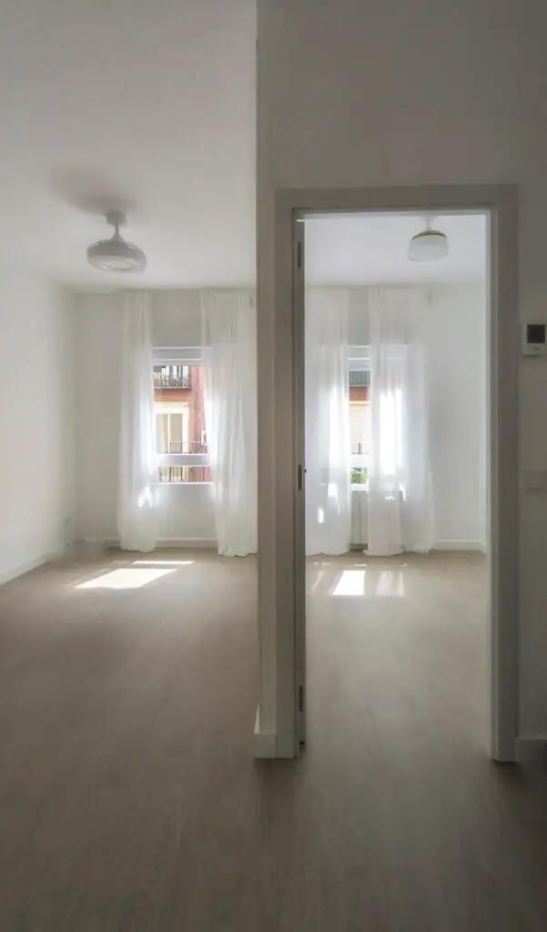 Dos habitaciones exteriores muy luminosas tras la reforma integral de un piso en Legazpi, Madrid