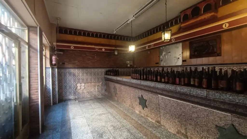 Interior del antiguo bar restaurante taurino en Tetuán, con barra y botellas, antes de la reforma