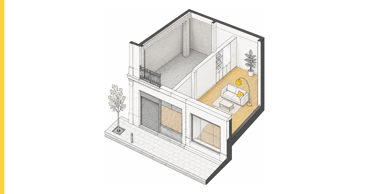 Dibujo isométrico de un local en planta baja abierto por la mitad: a la izquierda el local vacío, con la persiana metálica bajada y el escaparate tapiado; a la derecha, ya convertido en vivienda, con suelo de madera, un sofá, una lámpara y una planta.