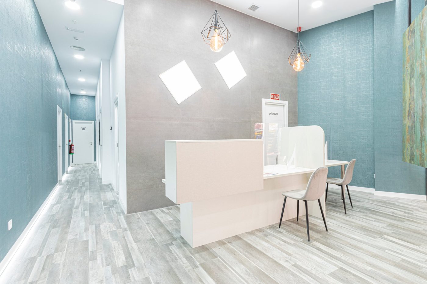 Recepción y pasillo de cabinas de un centro de estética en Vallecas, Madrid
