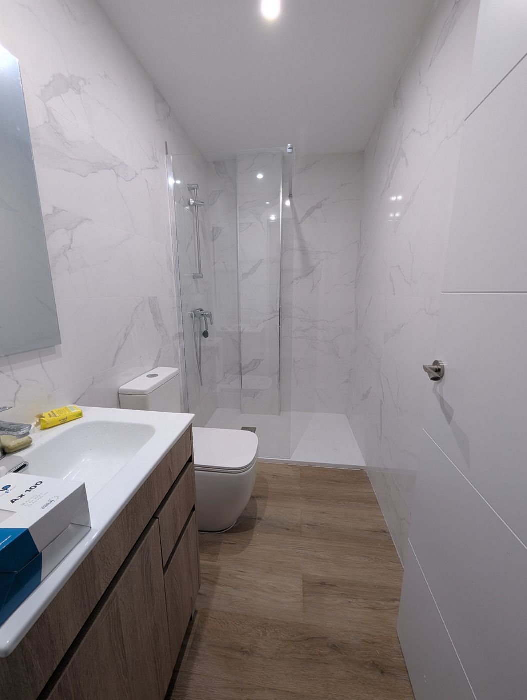 Baño reformado con ducha en una casa de huéspedes de Barrio del Pilar, Madrid